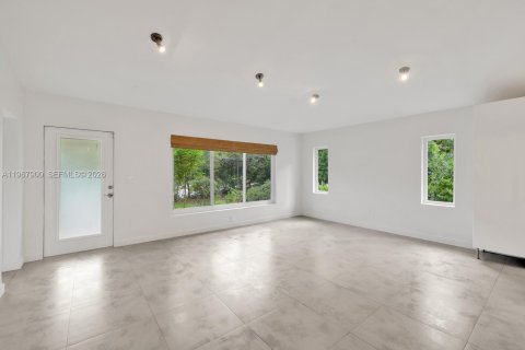 Снять в аренду виллу или дом в Бискейн-Парк, Флорида 3 спальни, 200.67м2, № 2032873 - фото 2