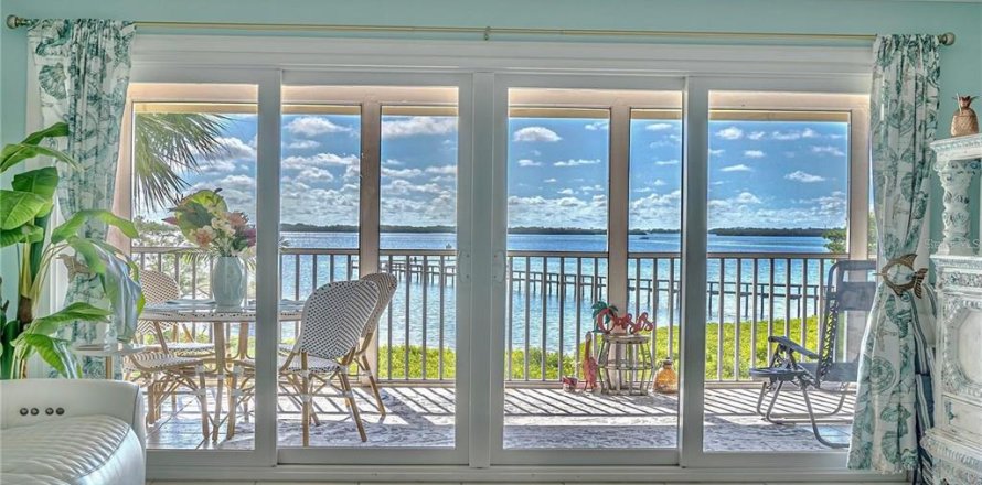 Condo in Holmes Beach, Florida, 2 bedrooms № 1883120