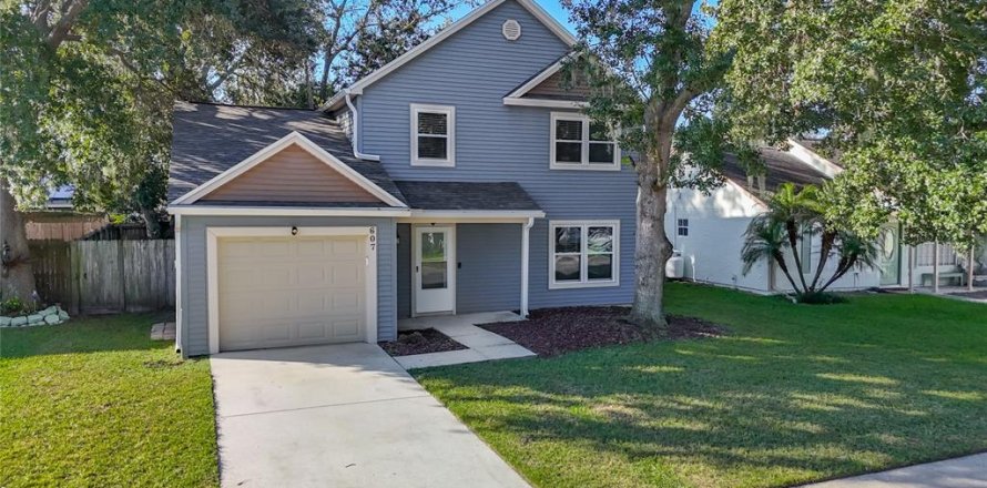 House in Brandon, Florida 3 bedrooms, 122.63 sq.m. № 2425646