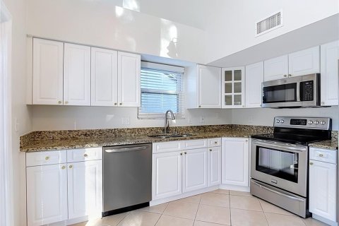 House in Brandon, Florida 3 bedrooms, 122.63 sq.m. № 2425646 - photo 13