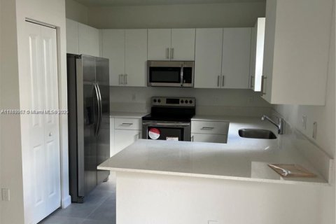 Townhouse in Pembroke Pines, Florida 3 bedrooms № 1890324 - photo 8