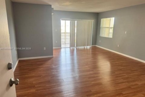 Condominio en alquiler en Lauderhill, Florida, 2 dormitorios, 90.58 m2 № 1992096 - foto 7