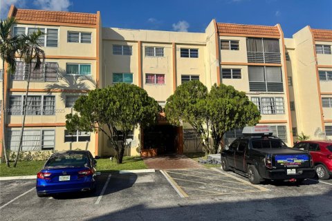 Condominio en alquiler en Lauderhill, Florida, 2 dormitorios, 90.58 m2 № 1992096 - foto 1