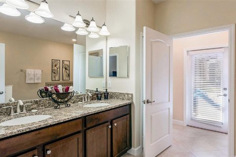 House in Davenport, Florida 8 bedrooms, 363.15 sq.m. № 2150485 - photo 13