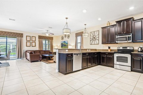 House in Davenport, Florida 8 bedrooms, 363.15 sq.m. № 2150485 - photo 3
