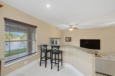 Casa en venta en Pembroke Pines, Florida, 4 dormitorios, 234.39 m2 № 1992320 - foto 19