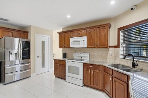 Casa en venta en Pembroke Pines, Florida, 4 dormitorios, 234.39 m2 № 1992320 - foto 18