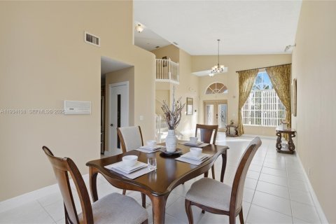 Casa en venta en Pembroke Pines, Florida, 4 dormitorios, 234.39 m2 № 1992320 - foto 12