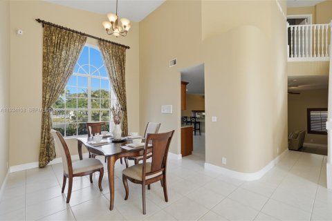 Casa en venta en Pembroke Pines, Florida, 4 dormitorios, 234.39 m2 № 1992320 - foto 14