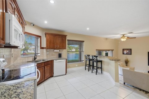 Casa en venta en Pembroke Pines, Florida, 4 dormitorios, 234.39 m2 № 1992320 - foto 15