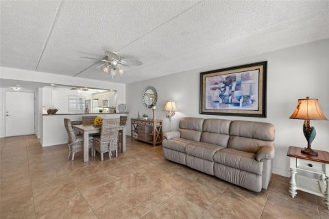 Condo in Clearwater, Florida, 2 bedrooms  № 2143732 - photo 10