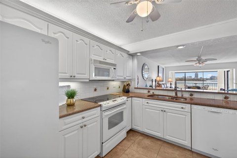 Condo in Clearwater, Florida, 2 bedrooms  № 2143732 - photo 16