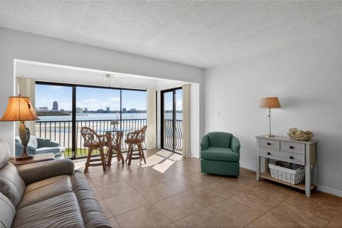 Condo in Clearwater, Florida, 2 bedrooms  № 2143732 - photo 11