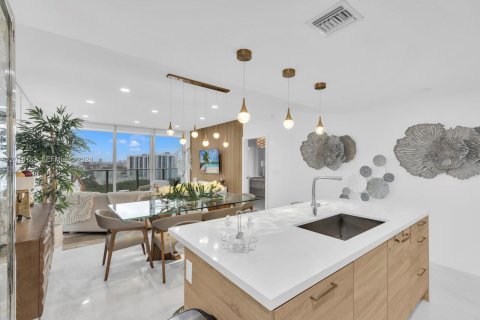 Condo in North Miami Beach, Florida, 3 bedrooms  № 2087986 - photo 11