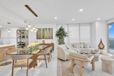 Condo in North Miami Beach, Florida, 3 bedrooms  № 2087986 - photo 2