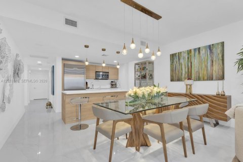 Condo in North Miami Beach, Florida, 3 bedrooms  № 2087986 - photo 5