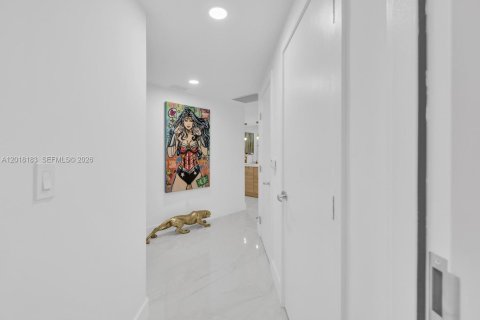 Condo in North Miami Beach, Florida, 3 bedrooms  № 2087986 - photo 17