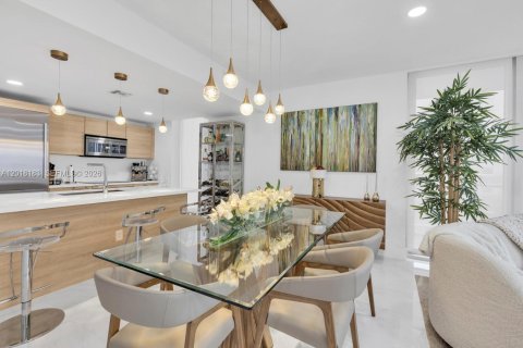 Condo in North Miami Beach, Florida, 3 bedrooms  № 2087986 - photo 10