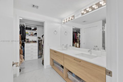 Condo in North Miami Beach, Florida, 3 bedrooms  № 2087986 - photo 29