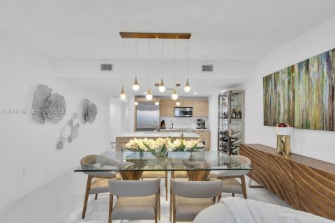 Condo in North Miami Beach, Florida, 3 bedrooms  № 2087986 - photo 9