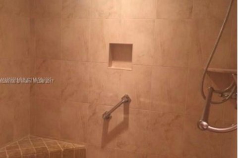 Condominio en alquiler en Oakland Park, Florida, 1 dormitorio, 70.61 m2 № 1897021 - foto 4