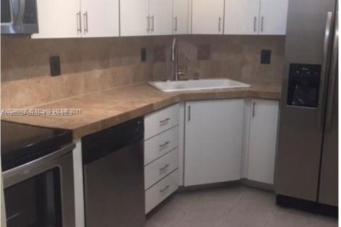 Condominio en alquiler en Oakland Park, Florida, 1 dormitorio, 70.61 m2 № 1897021 - foto 1