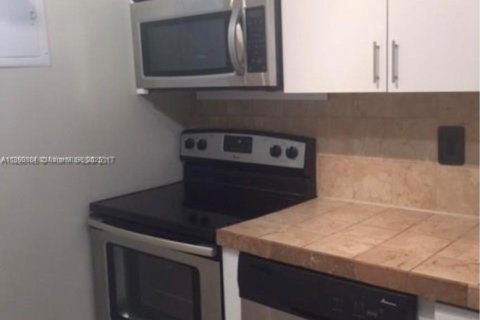 Condominio en alquiler en Oakland Park, Florida, 1 dormitorio, 70.61 m2 № 1897021 - foto 11