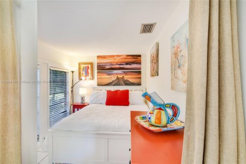 Снять в аренду виллу или дом в Халландейл-Бич, Флорида 4 спальни, 167.22м2, № 1961491 - фото 10