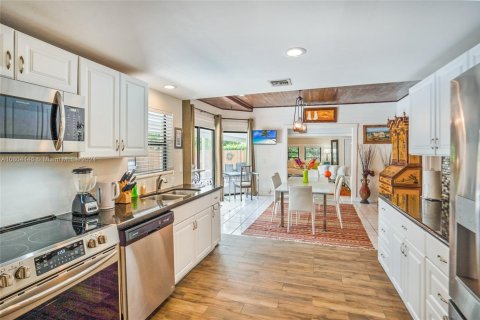 Снять в аренду виллу или дом в Халландейл-Бич, Флорида 4 спальни, 167.22м2, № 1961491 - фото 15