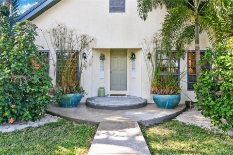 Снять в аренду виллу или дом в Халландейл-Бич, Флорида 4 спальни, 167.22м2, № 1961491 - фото 7