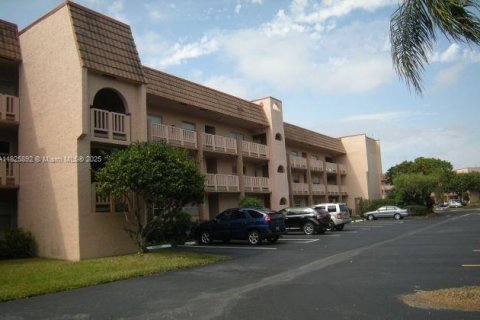 Condo in Sunrise, Florida, 2 bedrooms  № 1797546 - photo 1