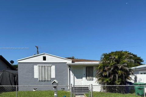 Villa ou maison à vendre à Miami, Floride: 2 chambres, 91.42 m2 № 1965955 - photo 2