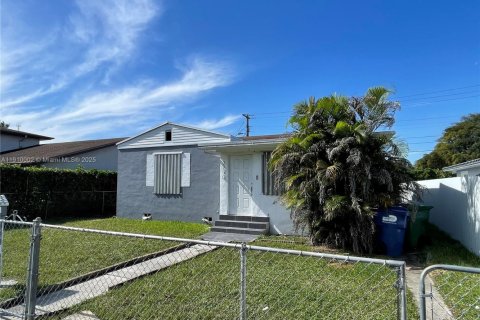 Villa ou maison à vendre à Miami, Floride: 2 chambres, 91.42 m2 № 1965955 - photo 4
