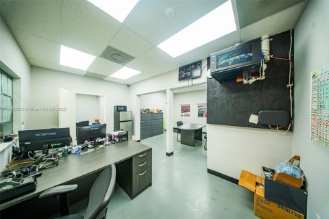 Immobilier commercial à vendre à Miami, Floride № 1987886 - photo 14