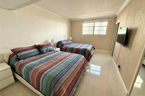 Condo in Hollywood, Florida, 2 bedrooms  № 2050479 - photo 10