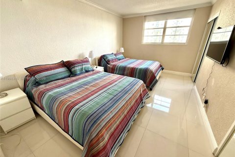 Condo in Hollywood, Florida, 2 bedrooms  № 2050479 - photo 9