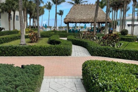 Condo in Hollywood, Florida, 2 bedrooms  № 2050479 - photo 13