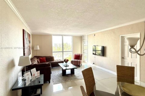 Condo in Hollywood, Florida, 2 bedrooms  № 2050479 - photo 3