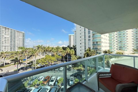 Condo in Hollywood, Florida, 2 bedrooms  № 2050479 - photo 11