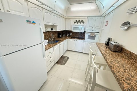 Condo in Hollywood, Florida, 2 bedrooms  № 2050479 - photo 2