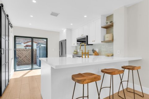 Touwnhouse à vendre à Miami, Floride: 3 chambres, 155.24 m2 № 1998145 - photo 12