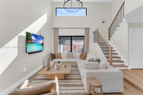 Touwnhouse à vendre à Miami, Floride: 3 chambres, 155.24 m2 № 1998145 - photo 4