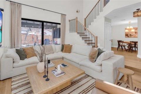 Touwnhouse à vendre à Miami, Floride: 3 chambres, 155.24 m2 № 1998145 - photo 5