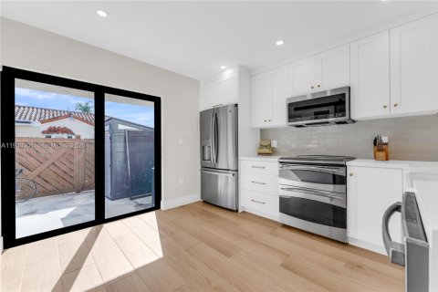 Touwnhouse à vendre à Miami, Floride: 3 chambres, 155.24 m2 № 1998145 - photo 15