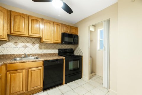 Condo in Tamarac, Florida, 2 bedrooms  № 1705187 - photo 2