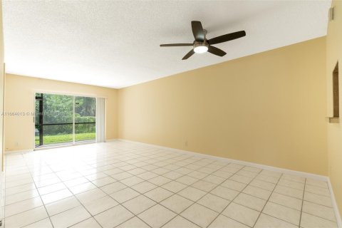 Condo in Tamarac, Florida, 2 bedrooms  № 1705187 - photo 4