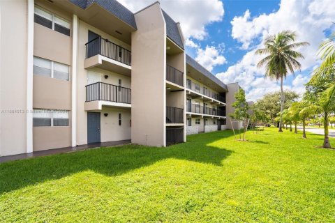 Condo in Tamarac, Florida, 2 bedrooms  № 1705187 - photo 9