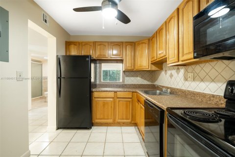 Condo in Tamarac, Florida, 2 bedrooms  № 1705187 - photo 1
