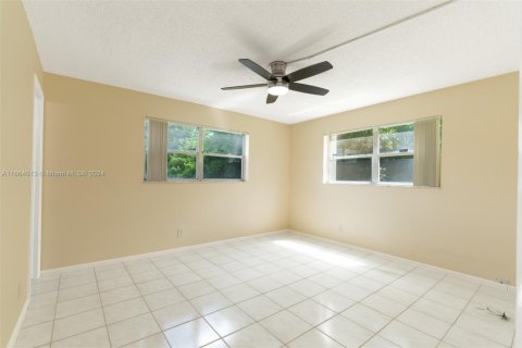 Condo in Tamarac, Florida, 2 bedrooms  № 1705187 - photo 12