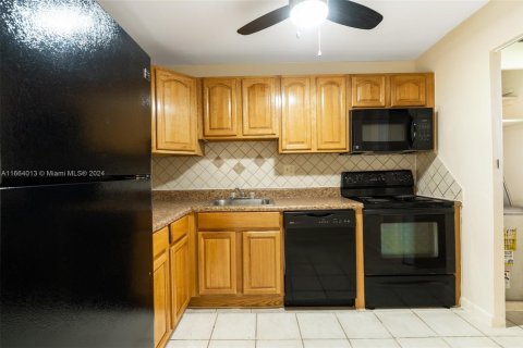 Condo in Tamarac, Florida, 2 bedrooms  № 1705187 - photo 3
